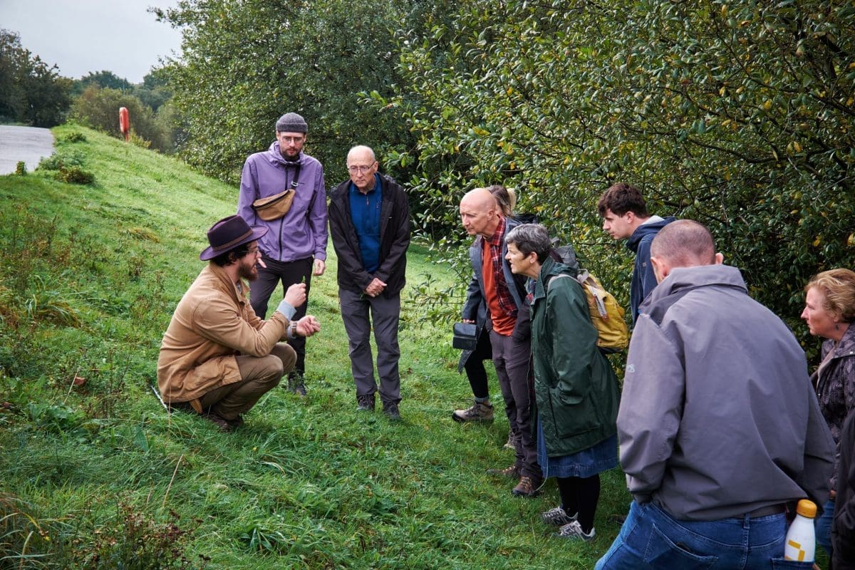 Forager Alasdair leading a group on a foraging course.